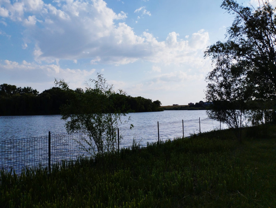 SUPER OCAZIE SE VINDE VILA DE LUX SI CASA DE OASPESTI IN BALOTESTI LA LAC