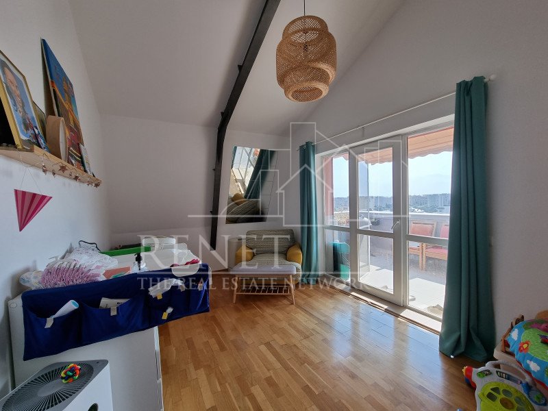 Apartament 3 (+1) camere, cu terasa, Centra, 2 locuri de pacare incluse. 