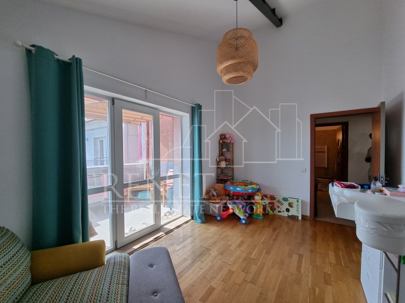 Apartament 3 (+1) camere, cu terasa, Centra, 2 locuri de pacare incluse. 