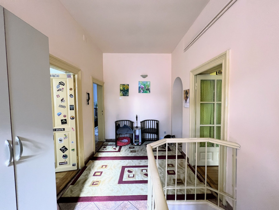 Apartament cladire centrala, intrare separata etaj+mansarda, 6 camere